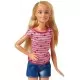 Papusa Barbie si un caine cu pui nou-nascuti