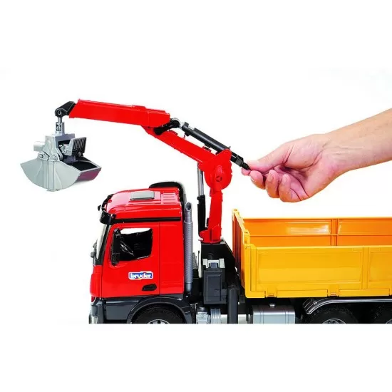 Camion de constructii cu macara Mercedes Benz Arocs si 2 paleti Bruder Camion de constructii cu macara Mercedes Benz Arocs si 2 paleti Bruder