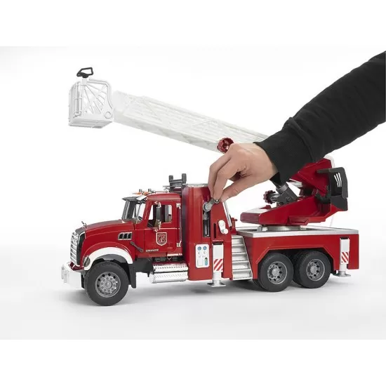 Camion de pompieri Mack Granite cu scara, pompa de apa si sirena Bruder Camion de pompieri Mack Granite cu scara, pompa de apa si sirena Bruder