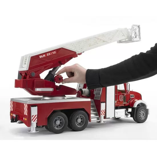 Camion de pompieri Mack Granite cu scara, pompa de apa si sirena Bruder Camion de pompieri Mack Granite cu scara, pompa de apa si sirena Bruder
