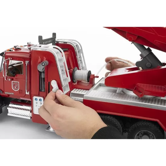 Camion de pompieri Mack Granite cu scara, pompa de apa si sirena Bruder Camion de pompieri Mack Granite cu scara, pompa de apa si sirena Bruder