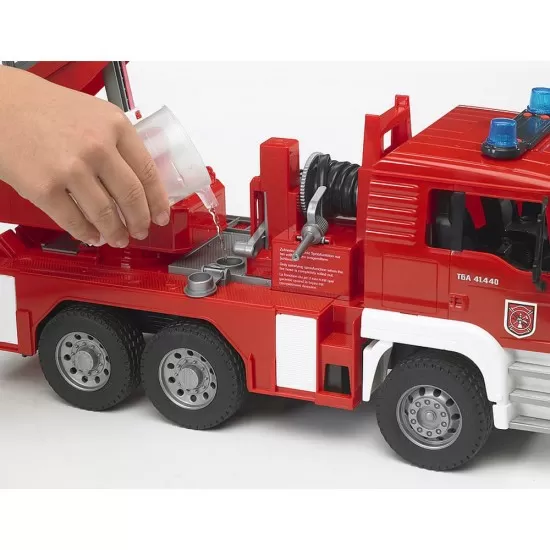Camion de pompieri MAN TGA cu scara, pompa de apa si sirena Bruder Camion de pompieri MAN TGA cu scara, pompa de apa si sirena Bruder