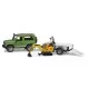Masina de teren Land Rover Defender cu remorca si micro excavator JCB cu muncitor Masina de teren Land Rover Defender cu remorca si micro excavator JCB cu muncitor