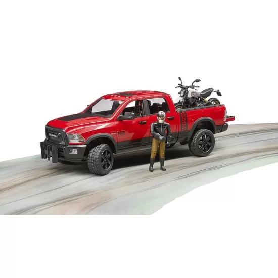 Masina de teren RAM 2500 Bruder cu motocicleta Scrambler Ducati Desert si sofer Masina de teren RAM 2500 Bruder cu motocicleta Scrambler Ducati Desert si sofer