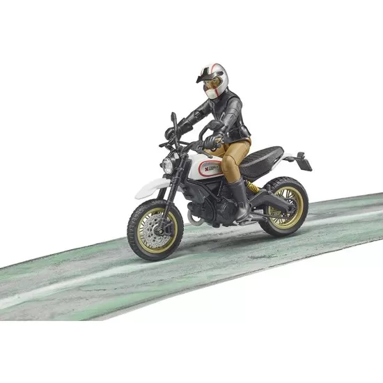 Motocicleta Scrambler Ducati Desert cu sofer Bruder