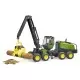 Tractor forestier John Deere 1270G cu un bustean Bruder
