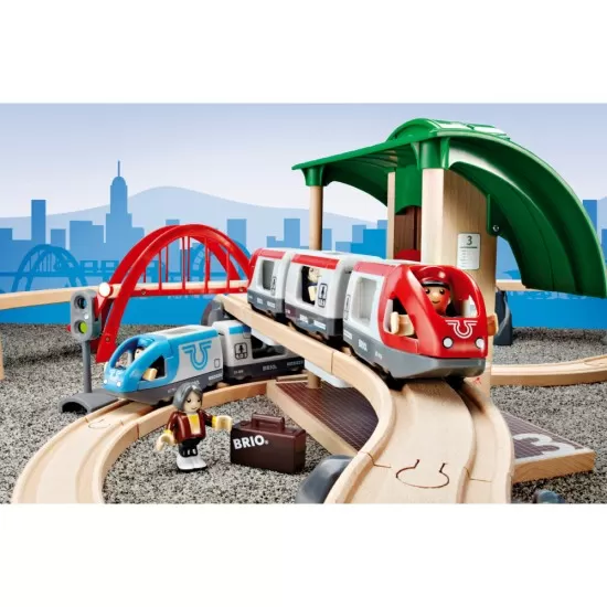 Set trenuri de calatori Brio 42 piese Set trenuri de calatori Brio 42 piese