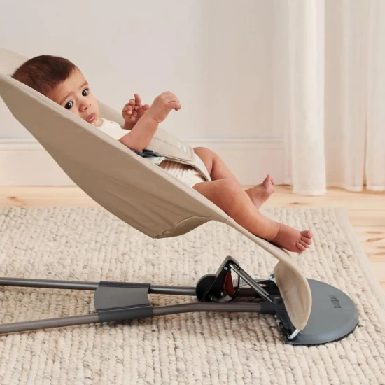 Balansoar Balance Soft BabyBjorn Khaki cu detalii Beige Balansoar Balance Soft BabyBjorn Khaki cu detalii Beige
