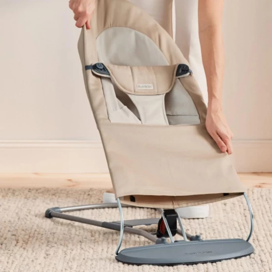 Balansoar Balance Soft BabyBjorn Khaki cu detalii Beige Balansoar Balance Soft BabyBjorn Khaki cu detalii Beige