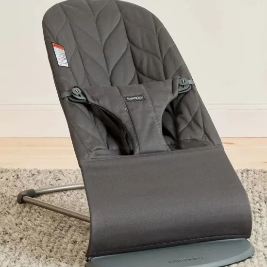 Balansoar Bliss Anthracite cu aspect delicat de petala BabyBjorn Balansoar Bliss Anthracite cu aspect delicat de petala BabyBjorn