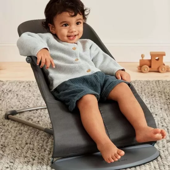 Balansoar Bliss Anthracite cu aspect delicat de petala BabyBjorn Balansoar Bliss Anthracite cu aspect delicat de petala BabyBjorn