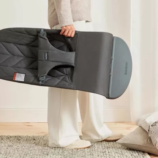 Balansoar Bliss Anthracite cu aspect delicat de petala BabyBjorn Balansoar Bliss Anthracite cu aspect delicat de petala BabyBjorn
