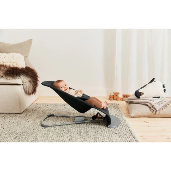 Balansoar bebelusi Bliss BabyBjorn Black din tesatura matlasata cu aspect clasic Balansoar bebelusi Bliss BabyBjorn Black din tesatura matlasata cu aspect clasic