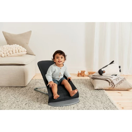 Balansoar bebelusi Bliss BabyBjorn Black din tesatura matlasata cu aspect clasic Balansoar bebelusi Bliss BabyBjorn Black din tesatura matlasata cu aspect clasic