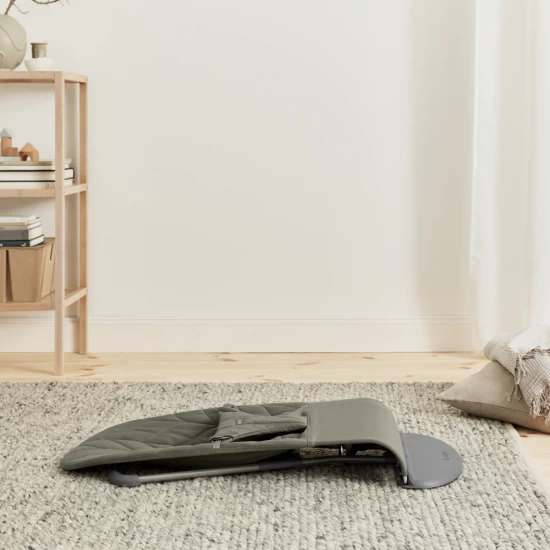 Balansoar bebelusi Bliss BabyBjorn Dark Green cu aspect delicat de petala, tesatura matlasata Balansoar bebelusi Bliss BabyBjorn Dark Green cu aspect delicat de petala, tesatura matlasata