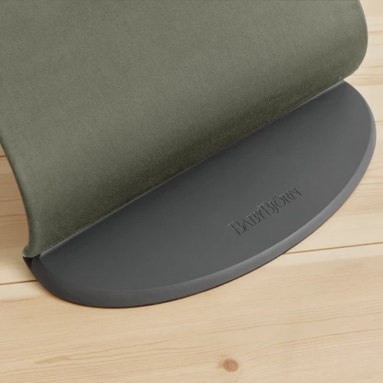 Balansoar bebelusi Bliss BabyBjorn Dark Green cu aspect delicat de petala, tesatura matlasata Balansoar bebelusi Bliss BabyBjorn Dark Green cu aspect delicat de petala, tesatura matlasata