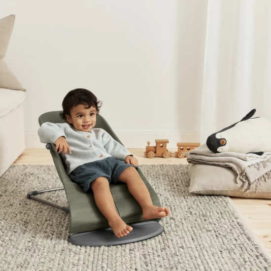Balansoar bebelusi Bliss BabyBjorn Dark Green cu aspect delicat de petala, tesatura matlasata Balansoar bebelusi Bliss BabyBjorn Dark Green cu aspect delicat de petala, tesatura matlasata