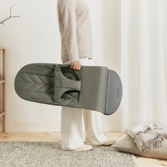 Balansoar bebelusi Bliss BabyBjorn Dark Green cu aspect delicat de petala, tesatura matlasata Balansoar bebelusi Bliss BabyBjorn Dark Green cu aspect delicat de petala, tesatura matlasata