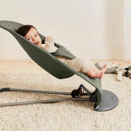 Balansoar bebelusi Bliss BabyBjorn Dark Green din tesatura matlasata cu aspect clasic Balansoar bebelusi Bliss BabyBjorn Dark Green din tesatura matlasata cu aspect clasic