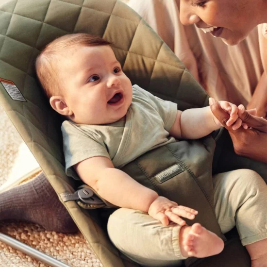 Balansoar bebelusi Bliss BabyBjorn Dark Green din tesatura matlasata cu aspect clasic Balansoar bebelusi Bliss BabyBjorn Dark Green din tesatura matlasata cu aspect clasic