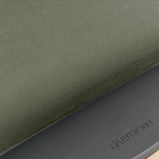 Balansoar bebelusi Bliss BabyBjorn Dark Green din tesatura matlasata cu aspect clasic Balansoar bebelusi Bliss BabyBjorn Dark Green din tesatura matlasata cu aspect clasic