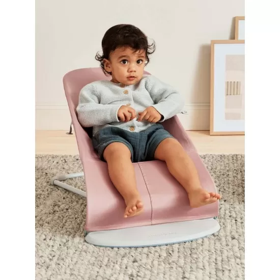 Balansoar Bliss Dusty Pink BabyBjorn cu aspect delicat de petala si tesatura matlasata Balansoar Bliss Dusty Pink BabyBjorn cu aspect delicat de petala si tesatura matlasata