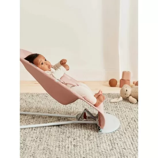 Balansoar Bliss Dusty Pink BabyBjorn cu aspect delicat de petala si tesatura matlasata Balansoar Bliss Dusty Pink BabyBjorn cu aspect delicat de petala si tesatura matlasata