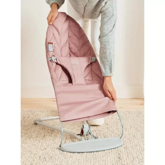 Balansoar Bliss Dusty Pink BabyBjorn cu aspect delicat de petala si tesatura matlasata Balansoar Bliss Dusty Pink BabyBjorn cu aspect delicat de petala si tesatura matlasata