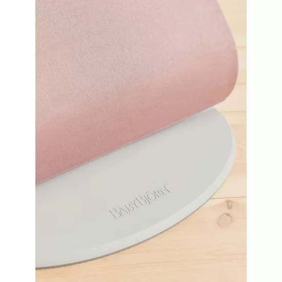 Balansoar Bliss Dusty Pink BabyBjorn cu aspect delicat de petala si tesatura matlasata Balansoar Bliss Dusty Pink BabyBjorn cu aspect delicat de petala si tesatura matlasata