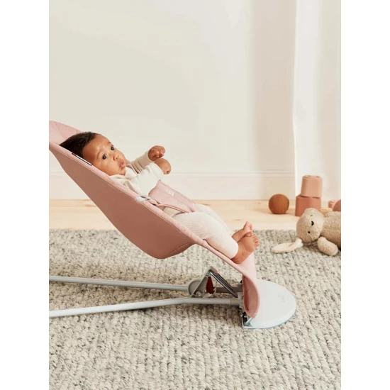 Balansoar bebelusi Bliss BabyBjorn Dusty Pink cu aspect delicat de petala, tesatura matlasata si bara de jucarii inclusa Balansoar bebelusi Bliss BabyBjorn Dusty Pink cu aspect delicat de petala, tesatura matlasata si bara de jucarii inclusa