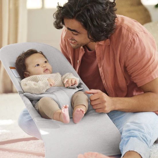 Balansoar bebelusi BabyBjorn Bliss Light Gray din tesatura melange cu aspect clasic