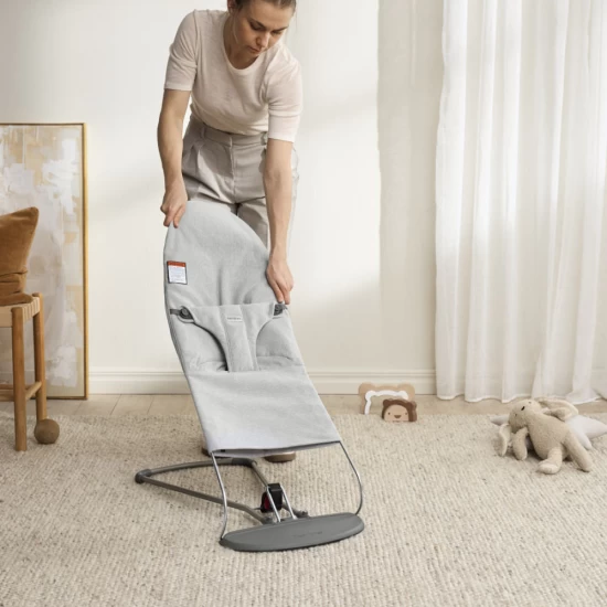 Balansoar bebelusi BabyBjorn Bliss Light Gray din tesatura melange cu aspect clasic