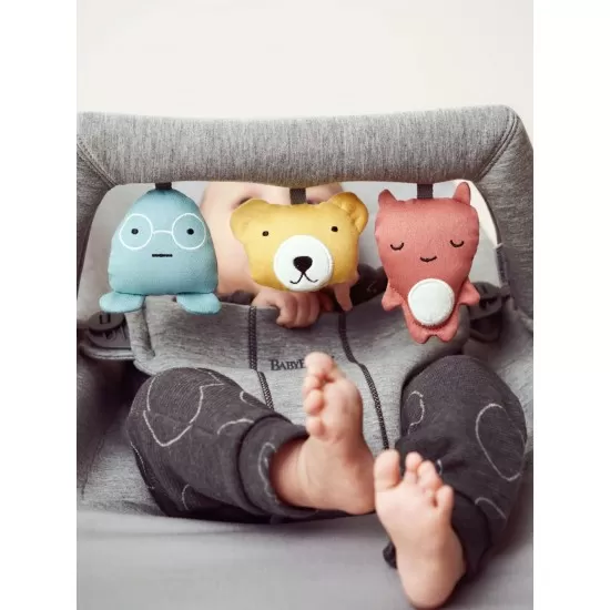 Balansoar Bliss Light Grey 3D Jersey BabyBjorn cu bara de jucarii Balansoar Bliss Light Grey 3D Jersey BabyBjorn cu bara de jucarii