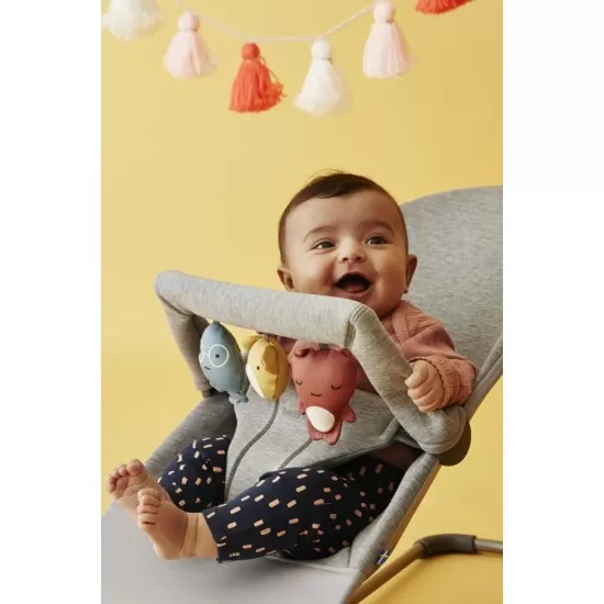 Balansoar Bliss Light Grey 3D Jersey BabyBjorn cu bara de jucarii Balansoar Bliss Light Grey 3D Jersey BabyBjorn cu bara de jucarii