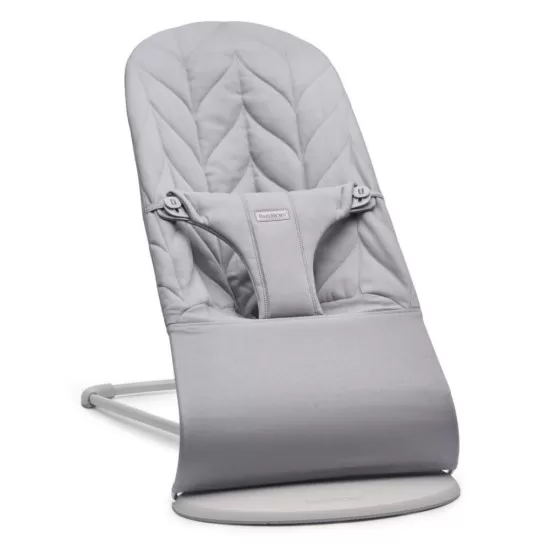 Balansoar copii BabyBjorn Bliss Light Grey din tesatura matlasata cu aspect delicat de petala Balansoar copii BabyBjorn Bliss Light Grey din tesatura matlasata cu aspect delicat de petala