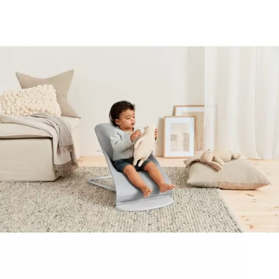 Balansoar copii BabyBjorn Bliss Light Grey din tesatura matlasata cu aspect delicat de petala Balansoar copii BabyBjorn Bliss Light Grey din tesatura matlasata cu aspect delicat de petala