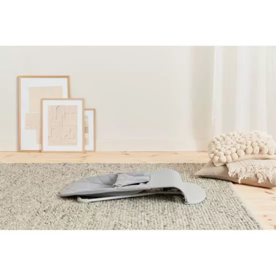 Balansoar copii BabyBjorn Bliss Light Grey din tesatura matlasata cu aspect delicat de petala Balansoar copii BabyBjorn Bliss Light Grey din tesatura matlasata cu aspect delicat de petala