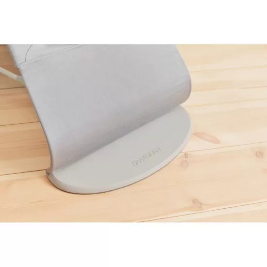 Balansoar copii BabyBjorn Bliss Light Grey din tesatura matlasata cu aspect delicat de petala Balansoar copii BabyBjorn Bliss Light Grey din tesatura matlasata cu aspect delicat de petala