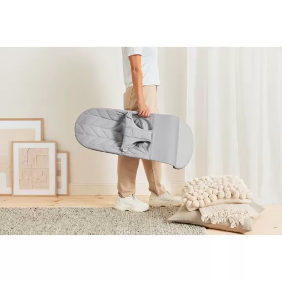 Balansoar copii BabyBjorn Bliss Light Grey din tesatura matlasata cu aspect delicat de petala Balansoar copii BabyBjorn Bliss Light Grey din tesatura matlasata cu aspect delicat de petala