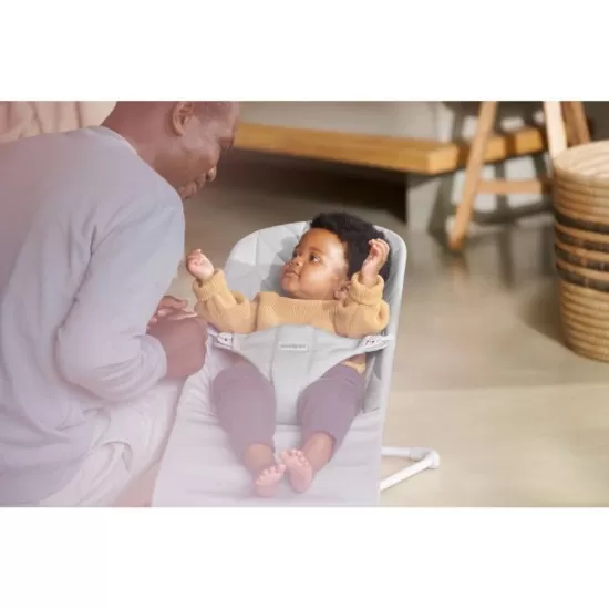 Balansoar copii BabyBjorn Bliss Light Grey din tesatura matlasata cu aspect delicat de petala Balansoar copii BabyBjorn Bliss Light Grey din tesatura matlasata cu aspect delicat de petala