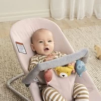 Balansoar bebelusi BabyBjorn Bliss Light Pink din tesatura melange cu aspect clasic