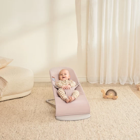Balansoar bebelusi BabyBjorn Bliss Light Pink din tesatura melange cu aspect clasic