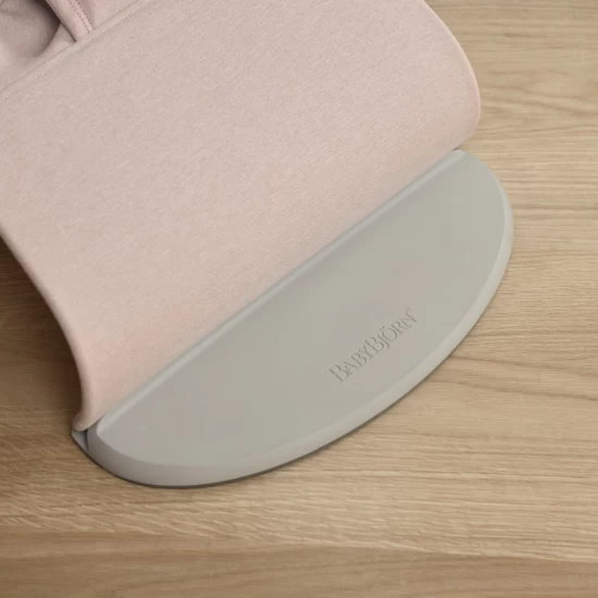 Balansoar bebelusi BabyBjorn Bliss Light Pink din tesatura melange cu aspect clasic