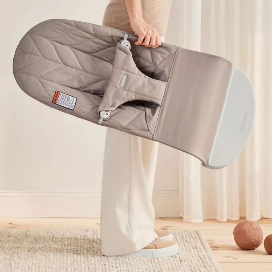 Balansoar bebelusi BabyBjorn Bliss Sand Gray cu aspect delicat de petal si  tesatura matlasata
