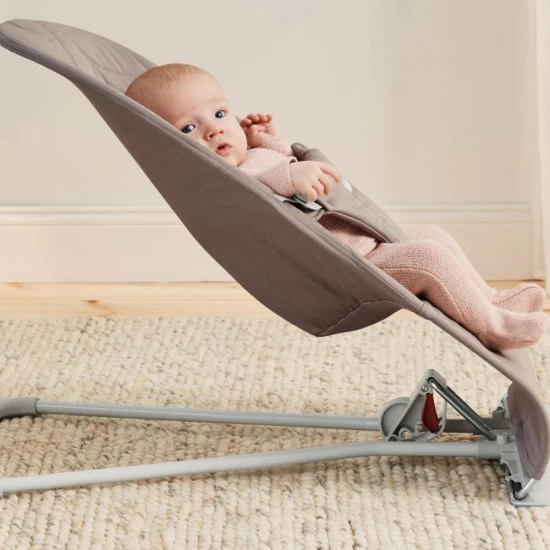 Balansoar bebelusi BabyBjorn Bliss Sand Gray cu aspect delicat de petal si  tesatura matlasata