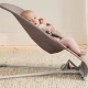 Balansoar bebelusi BabyBjorn Bliss Sand Gray cu aspect delicat de petal si  tesatura matlasata