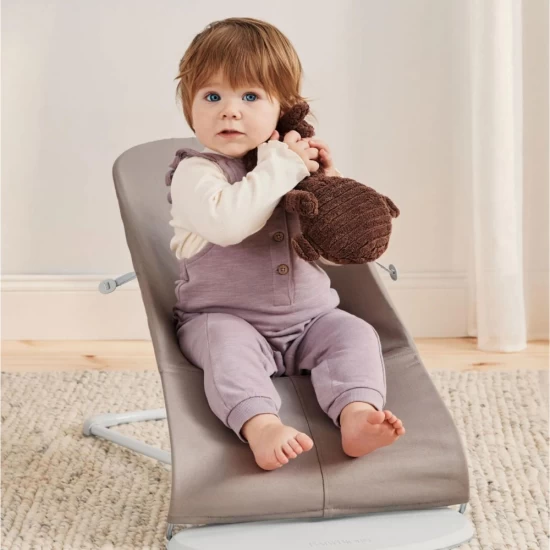 Balansoar bebelusi BabyBjorn Bliss Sand Gray cu aspect delicat de petal si  tesatura matlasata