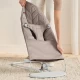 Balansoar bebelusi BabyBjorn Bliss Sand Gray cu aspect delicat de petal si  tesatura matlasata