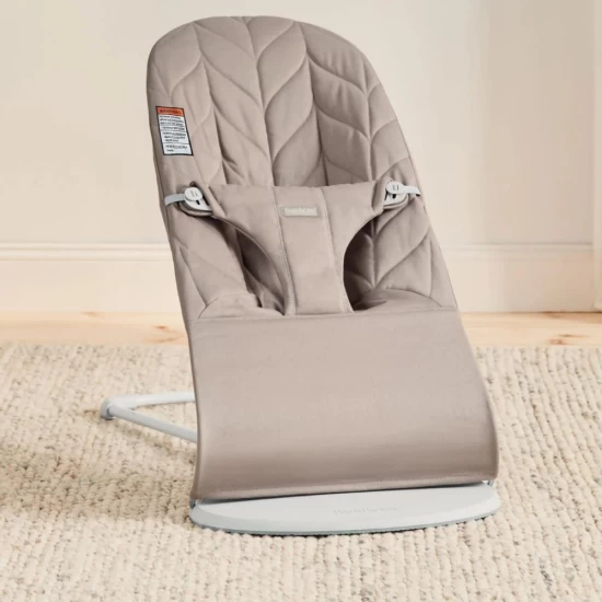 Balansoar bebelusi BabyBjorn Bliss Sand Gray cu aspect delicat de petal si  tesatura matlasata