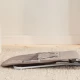 Balansoar bebelusi BabyBjorn Bliss Sand Gray cu aspect delicat de petal si  tesatura matlasata